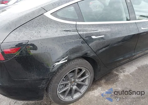 2018 Tesla Model 3 Long Range/Mid Range z USA, uszkodzony, nr VIN 5YJ3E1EA4JF172606